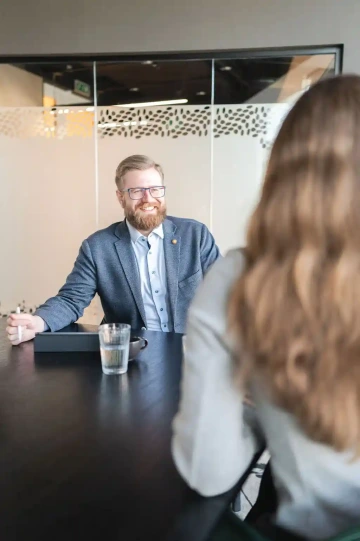 Ondřej Staněk, lektor prezentačních dovedností, designu a storytellingu během konzultace