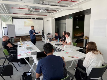 Ondřej Staněk, lektor prezentačních dovedností, designu a storytellingu během konzultace